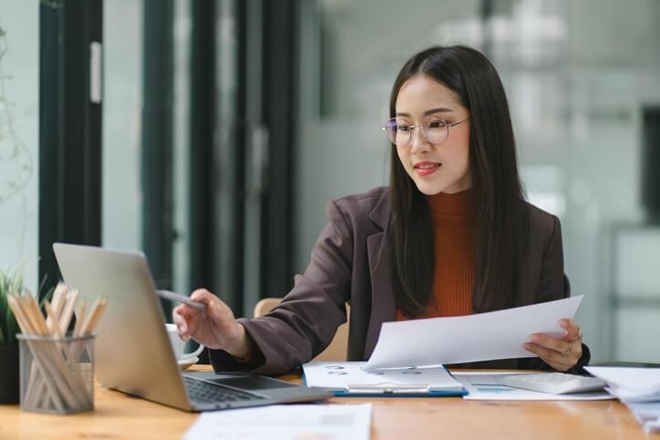 An accounting administration diploma holder analyzing data