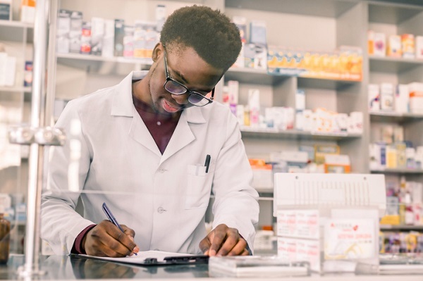 Pharmacy Assistant Vs Pharmacy Technician Training What Is The Difference In Ontario
